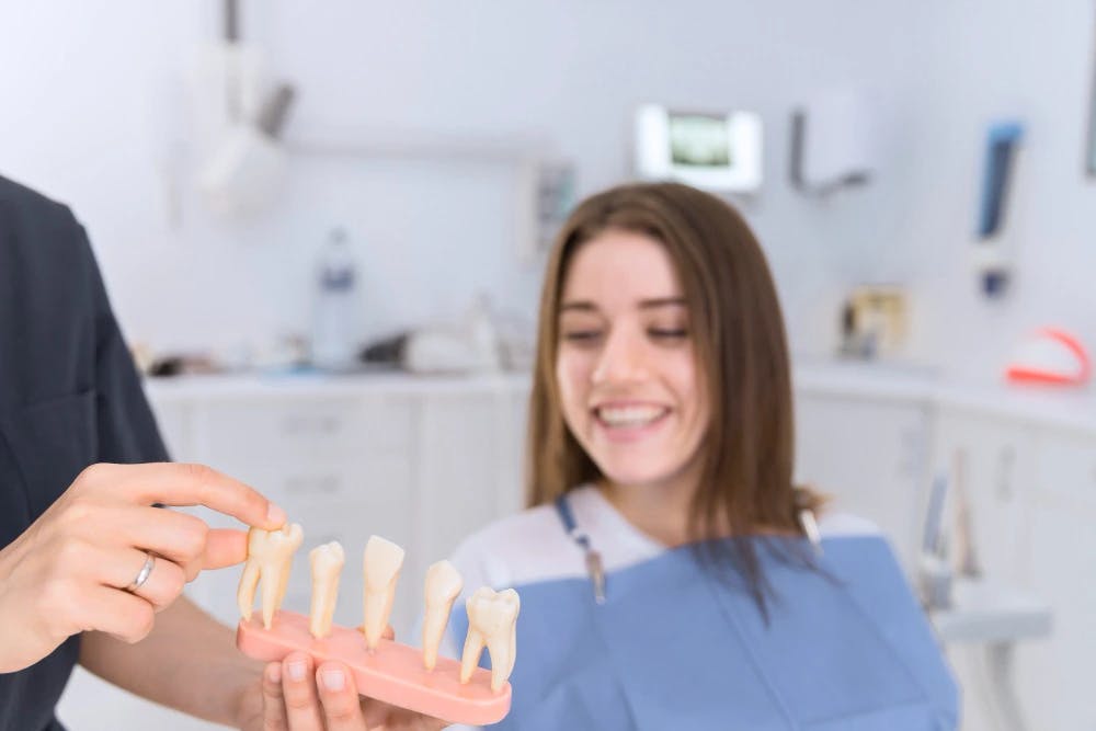 Dentista Topdentist mostrando implantes